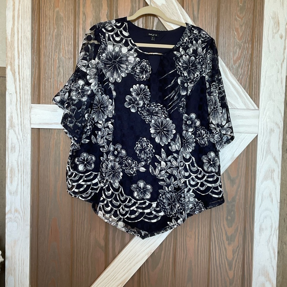 Blue top with white lace looking flowers.P2P 25.5, length 25-30.5” Size 1X - Picture 3 of 6